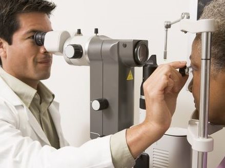تفسير رؤية طبيب عيون في المنام أو الحلم
